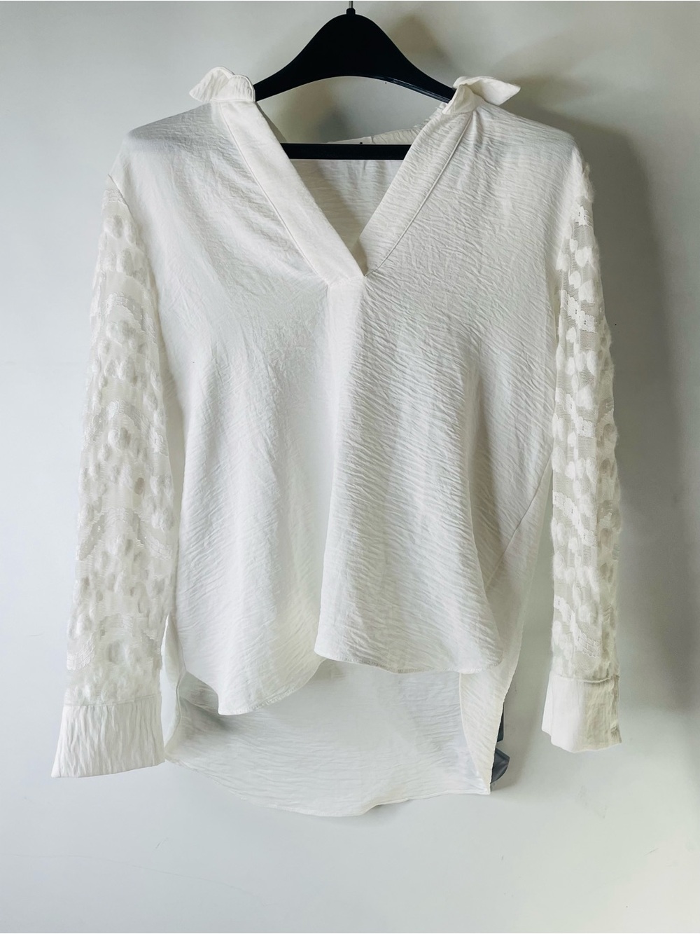STUDIO AMELIA White V-Neck Textured Blouse with Lace Sleeves Sheer